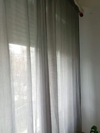 Cortinas grises transparentes de lino.