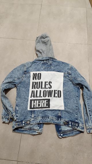 Chaqueta tejana con capucha y estampado