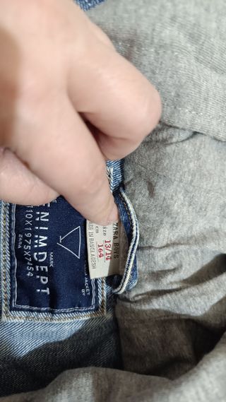 Chaqueta tejana con capucha y estampado