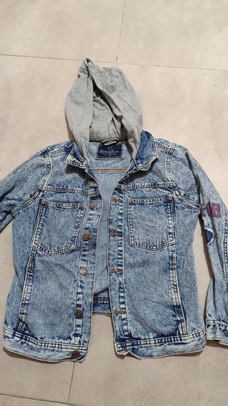 Chaqueta tejana con capucha y estampado