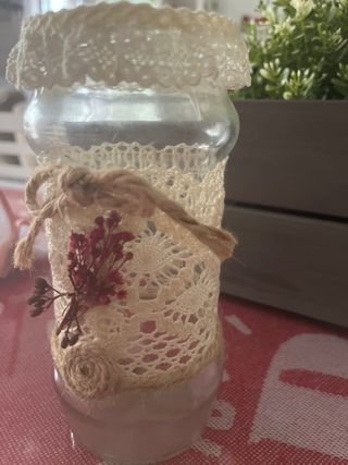Bote de cristal decorado con encaje y yute