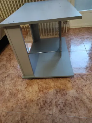 Mueble TV gris y cristal.