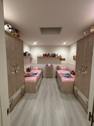 Habitación infantil: 2 camas, armarios, sinfonier