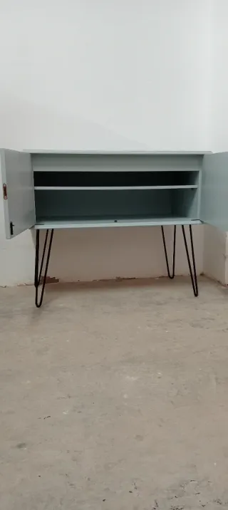 Mueble de madera con patas de metal