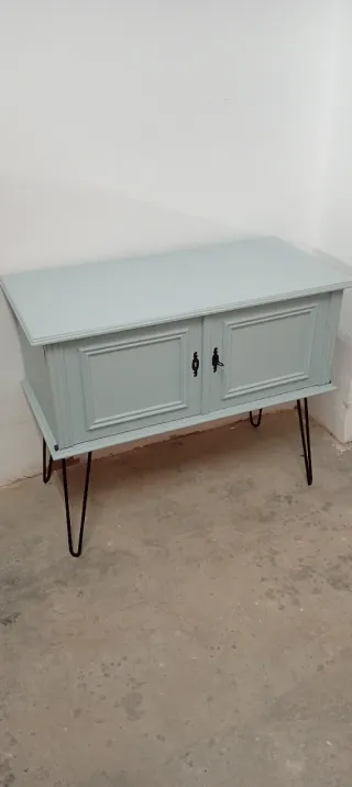 Mueble de madera con patas de metal
