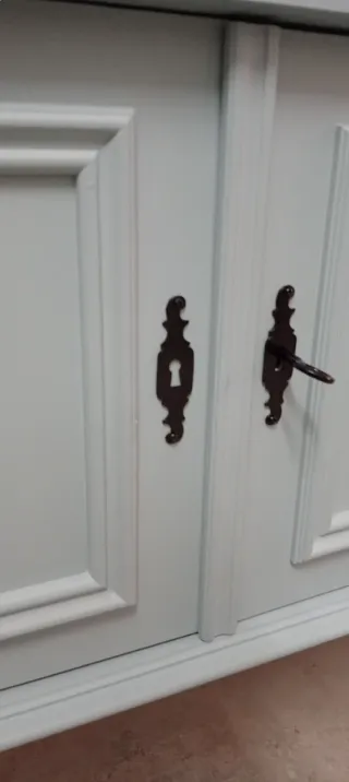 Mueble de madera con patas de metal