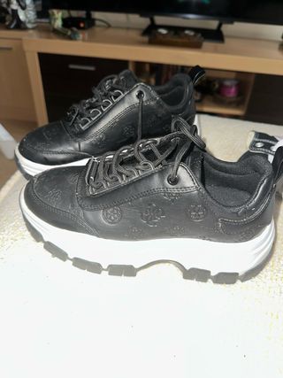 Zapatillas Guess Negras Semi nuevas, ni un arañazo