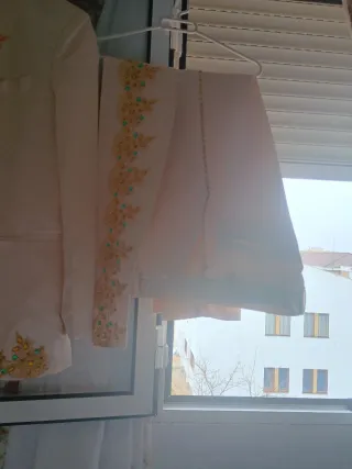 Traje de fiesta beige bordado