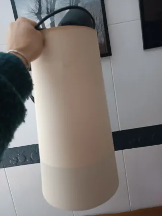 Lámpara de tela beige cilíndrica