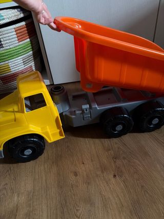 Camión de Juguete Amarillo y Naranja