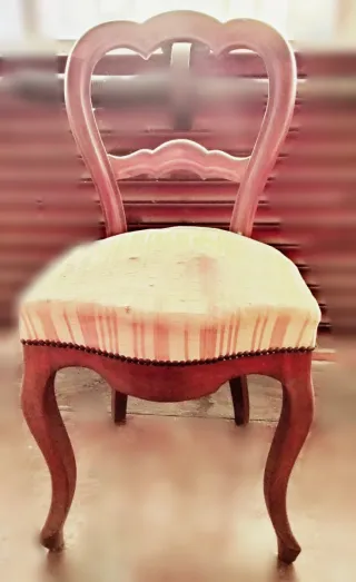 Silla antigua de madera y tela