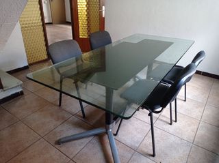 Mesa cristal y 4 sillas. Para despacho o comedor