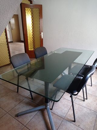 Mesa cristal y 4 sillas. Para despacho o comedor