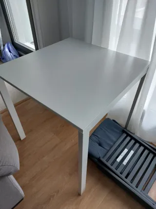 Mesa cuadrada blanca