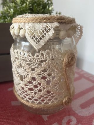 Bote de cristal decorado con ganchillo