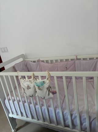 Cuna de bebé blanca con colchón