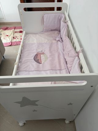 Cuna de bebé blanca con colchón