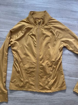 Chaqueta deportiva color mostaza