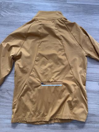 Chaqueta deportiva color mostaza