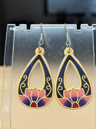 Pendientes de lágrima con flor