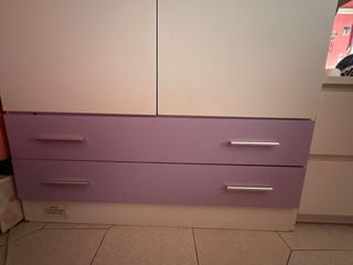 Ropero blanco 2 puertas con cajones morados