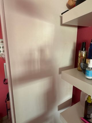 Ropero blanco 2 puertas con cajones morados