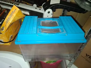 Pecera de plástico con tapa azul