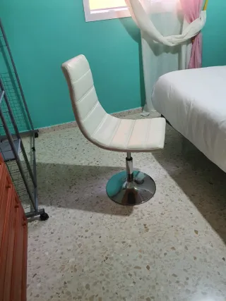 Silla de escritorio blanca y plateada