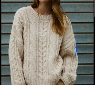 Jersey de punto trenzado beige.