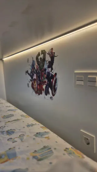 Mueble Estantería con Cama Abatible y armario.