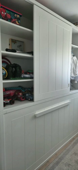 Mueble Estantería con Cama Abatible y armario.