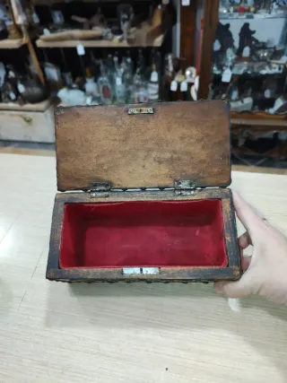 Arcón baúl antiguo cuero y metal