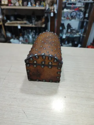 Arcón baúl antiguo cuero y metal