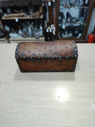 Arcón baúl antiguo cuero y metal