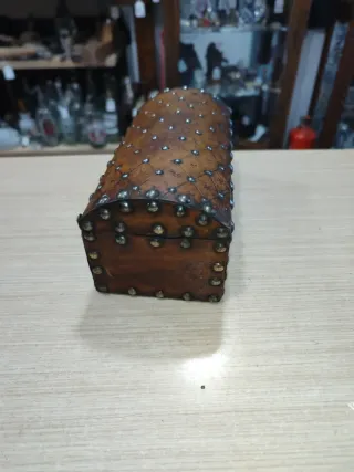 Arcón baúl antiguo cuero y metal