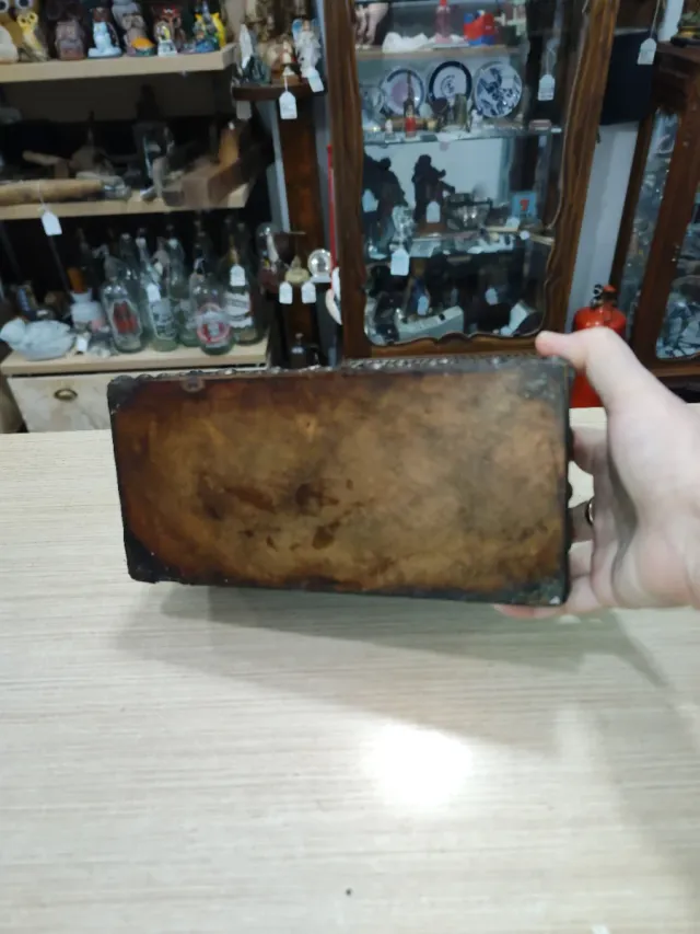 Antico baule in pelle e metallo