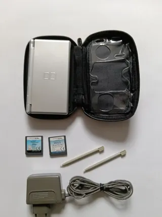 Nintendo DS Lite Plata con juegos y cargador