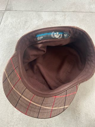 Gorra Goorin Bros cuadros marrón y rojo