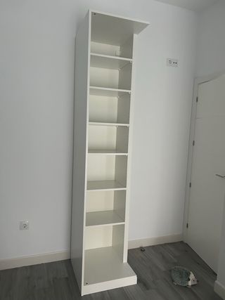 Escritorio y estantería blanca