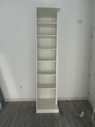 Escritorio y estantería blanca