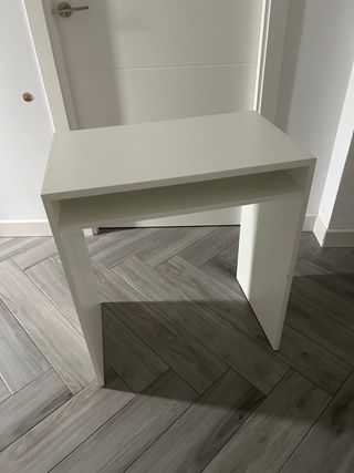Escritorio y estantería blanca
