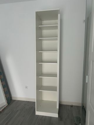 Escritorio y estantería blanca