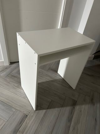 Escritorio y estantería blanca