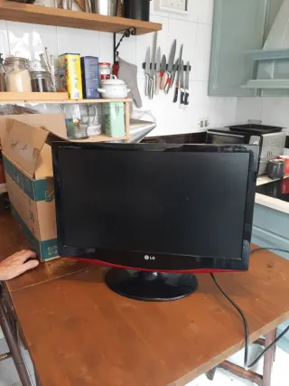 Televisión LG 22" Negra y Roja