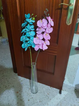 Jarrón de cristal con flores artificiales