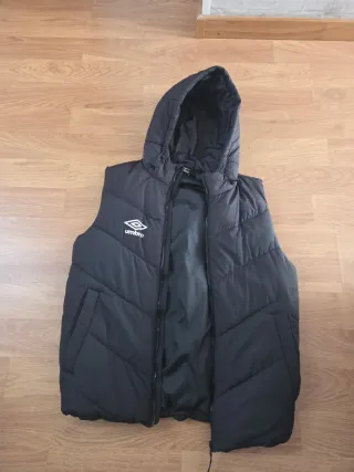 Chaleco plumífero Umbro negro con capucha