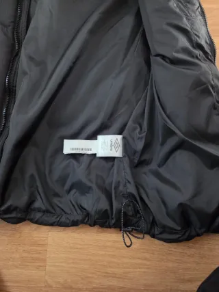 Chaleco plumífero Umbro negro con capucha