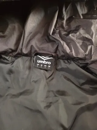 Chaleco plumífero Umbro negro con capucha