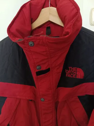 Chaqueta The North Face Roja y Negra