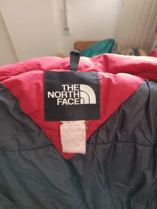 Chaqueta The North Face Roja y Negra